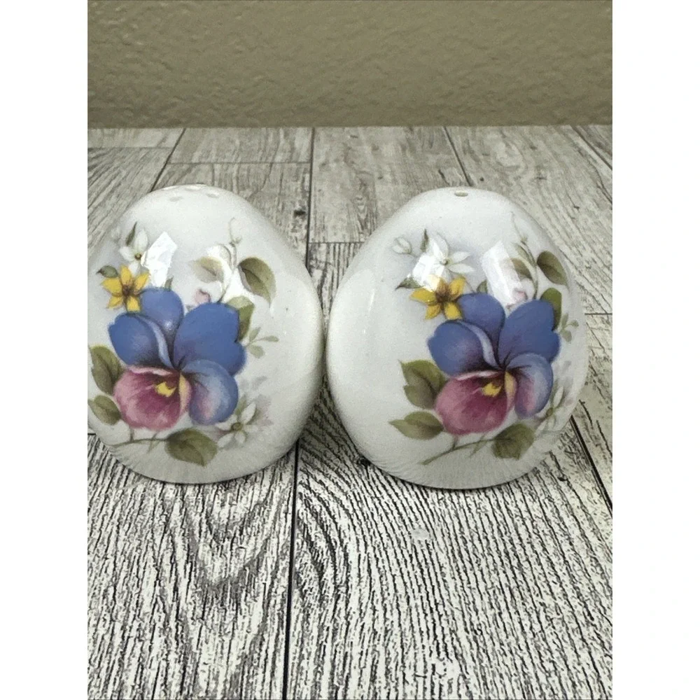 Vintage Pair Of Salt And Pepper Shakers Blue Pink Flower Cottagecore Shabby Chic